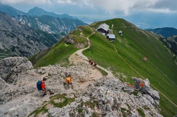 Teilweise musst du auf der Strecke seilversicherte Abschnitte passieren.