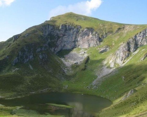 Ein kleiner Gipfelsee lockt mit kühlem Wasser