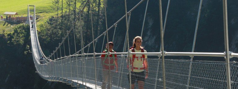 Du überquerst eine der längsten Fußgänger-Hängebrücken Europas.