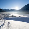 Die Morgensonne taucht das verschneite Tal der Ammergauer Alpen in sanftes Licht.