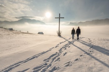 Ob zu zweit oder allein, ob mit, oder ohne Schnee: Die Wanderwege des Naturparks Ammergauer Alpen sind immer ein Genuss.