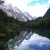 Die Berge des Fiordland Nationalparks spiegeln sich im "Dead Lake"