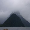Den Abschluss bildet eine Fährfahrt über den Milford Sound mit Blick auf den weltberühmten Mitre Peak, der hier leider in Nebel gehüllt ist.