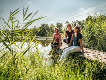 Glück erleben bei einer Ruhepause auf dem Steg am Riedsee.
