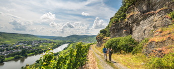 Felsmassive, Weitblick und beste Aussicht auf die Mosel erwarten Wanderer auf dem Moselsteig.