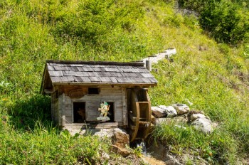 Die Miniaturmühle mit Wasserrad ist eine der vielen fantasievollen Stationen entlang des Naturerlebniswegs.