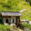 Die Miniaturmühle mit Wasserrad ist eine der vielen fantasievollen Stationen entlang des Naturerlebniswegs.