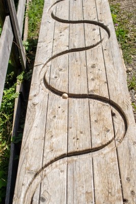 Die 35 Meter lange Holzkugelbahn.