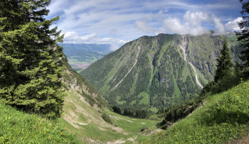 Vom Bergsattel unterhalb des Hahnenkopfs ist auch Oberstdorf zu sehen.