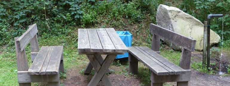 Eine der vielen, aufgestellten Bänke. Diese sogar mit Wasserauffüllquelle