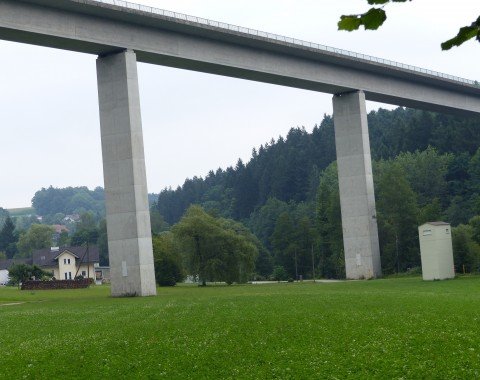 Die Autobrücke markiert das Ende dieser Wanderung