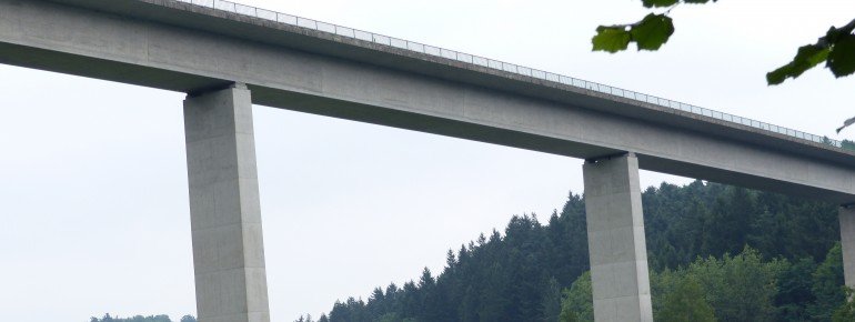 Die Autobrücke markiert das Ende dieser Wanderung