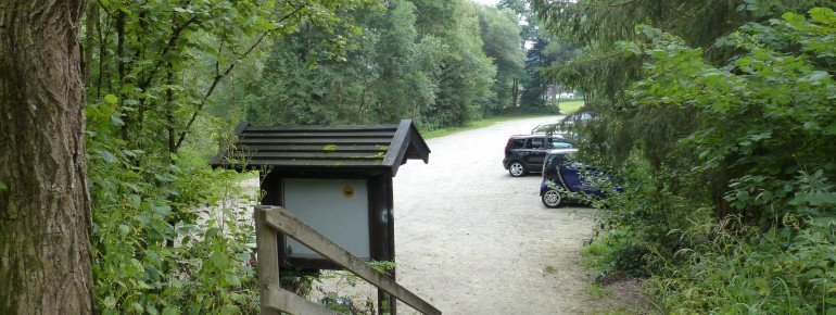 Der große Parkplatz am Anfang der Route in Fischhaus