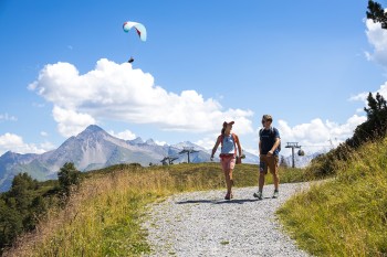 Am PanoramaRundWeg eröffnen sich beste Aussichten auf bunte Paragleiter am Himmel.