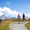 Am PanoramaRundWeg eröffnen sich beste Aussichten auf bunte Paragleiter am Himmel.