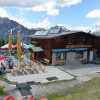 Das Alpengasthaus Karwendel nahe der Karwendel-Bahn Bergstation bietet neben einer herrlichen Sonnenterrasse mit Panoramablick auch einen Kinderspielplatz.