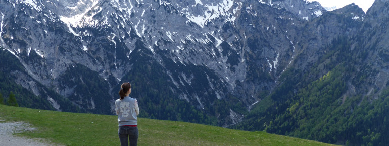 Der Blick auf die umliegenden Gipfel des Karwendelgebirges lässt die Herzen der Wanderfreunde höher schlagen.