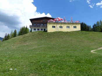 Das Alpengasthaus Karwendel ist am Start und am Ende der Rundwanderung um den Zwölferkopf eine Einkehrmöglichkeit mit Panoramablick.