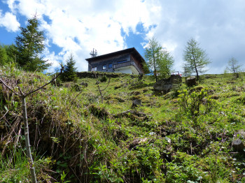 Die Bärenbadalm befindet sich etwa auf halber Strecke und thront auf der Südseite des Zwölferkopfs mit herrlichem Ausblick auf das Karwendelgebirge.