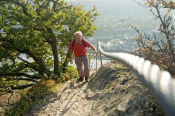 Besonders steile und eindeutig gefährliche Stellen sind mit Geländern oder Seilen gesichert.