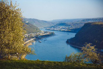 Sowohl der linksrheinische RheinBurgenWeg, als auch der rechtsrheinische Rheinsteig begeistern mit einer abwechslungsreichen Streckenführung, anspruchsvollen Wegen und atemberaubender Natur.
