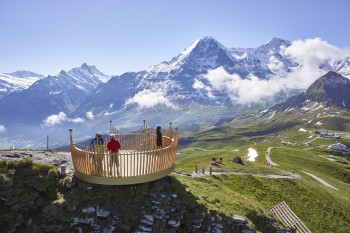 Eine traumhafte 360-Grad-Aussicht genießen Wanderer von der Gipfelplattform, die einer Krone ähnelt.