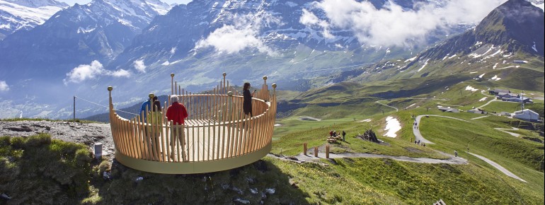 Eine traumhafte 360-Grad-Aussicht genießen Wanderer von der Gipfelplattform, die einer Krone ähnelt.