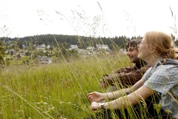 Die Wanderung führt auf einem Rundweg um Carlsfeld