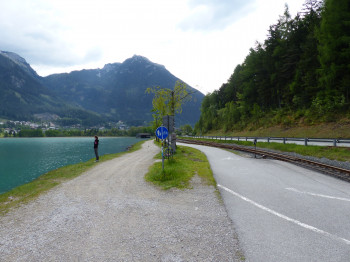Der erste Teilabschnitt von Pertisau nach Maurach verläuft auf einem befestigten Feldweg direkt am Ufer des Achensees