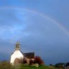 Regenbogen über der kleinen Kapelle von Hoedic
