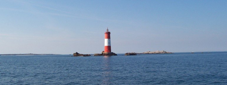 Auf einer vorgelagerten Insel steht der Leuchtturm "Phare des grands cardinaux"