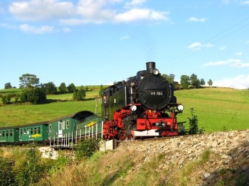 Auf der Wanderung triffst du auch auf die Fichtelbergbahn.