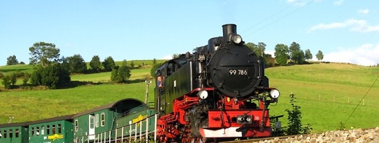 Auf der Wanderung triffst du auch auf die Fichtelbergbahn.