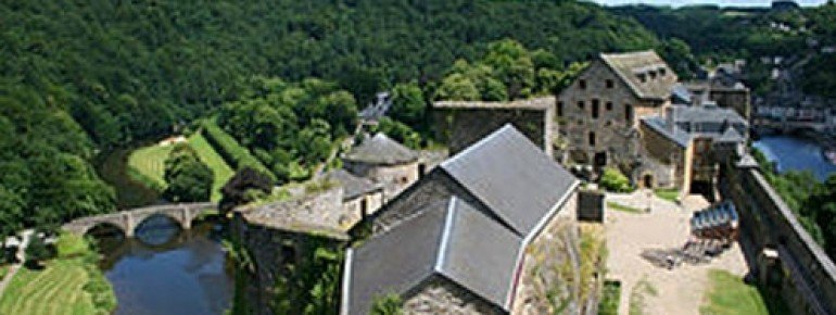 Die Burg aus dem 11. Jahrhundert befindet sich oberhalb von Bouillon