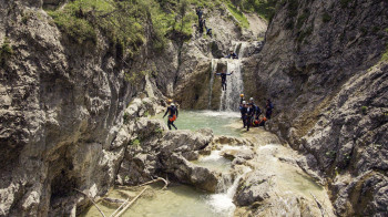 Wer Abenteuer liebt, der ist beim Canyoning an den Wasserfällen genau richtig.
