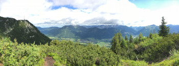 Panoramablick vom Feuerkogel ins Tal nach Bad Ischl. Links ist das Gipfelkreuz der Katrin zu sehen.