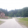 Der Langfurther Hof mit dem rechterhand gelegenen Wanderparkplatz ist Start- und Endpunkt der Wanderung