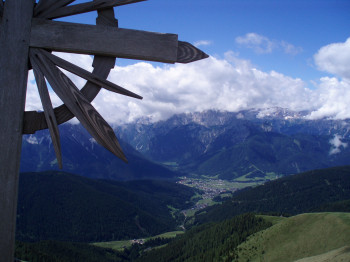 Vom Gipfelkreuz des Golfen hast du einen wunderschönen Blick auf die Dolomiten.