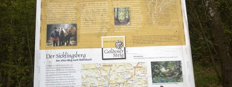 Die Wegtafel informiert über die Überreste des Goldenen Steigs rund um den Sicklinger Berg