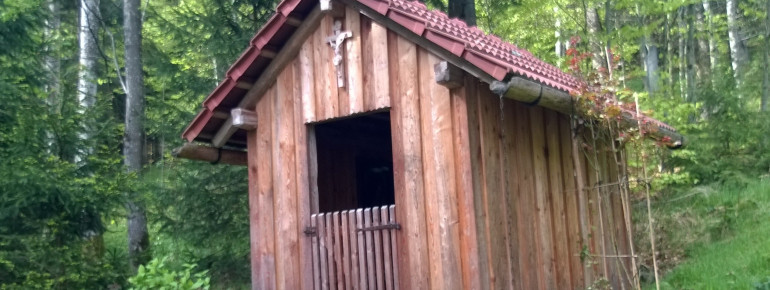 Eine der beiden Holzkapellen auf dem Rundweg