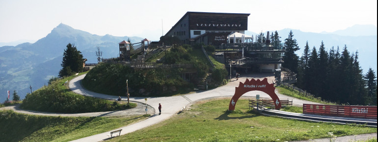Direkt in der Bergstation der Hahnenkammbahn liegt das Restaurant Hochkitzbühel mit seiner großen Panoramaterrasse.