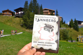 Im Tourismusbüro von Warth erhalten Besucher Schatzkarten zu den drei Geocaching-Touren am Tannberg.