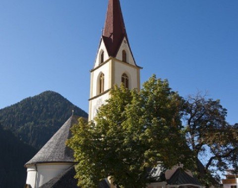 Die Pfarrkirche am Ausgangspunkt in Kappl
