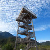 Der Vogelturm bietet dir eine Aussicht über die Tiroler Landschaft und über die verschiedensten Vogelarten.