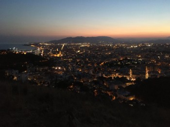 Oben angekommen hat man einen kostenlosen und gleichzeitig unbezahlbaren Ausblick.