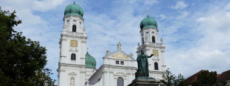 Der Passauer Dom liegt auf dem höchsten Punkt der Altstadt und dominiert das Stadtbild.
