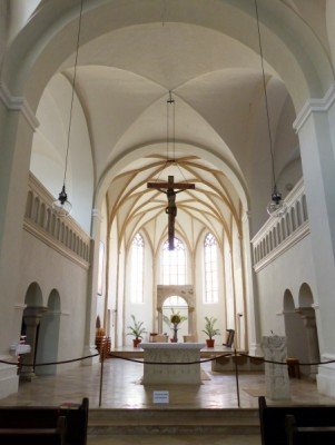 Blick in den Chorraum der Klosterkirche Niedernburg.