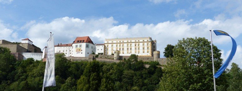 Vom Römer- und auch vom Rathausplatz hast du einen tollen Blick auf die Veste Oberhaus.