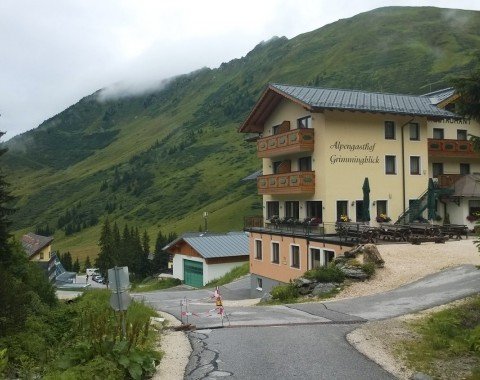 Wir lassen den Alpengasthof Grimmingblick hinter uns und starten die Tour zur Karlspitze