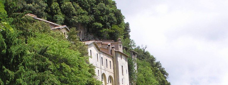 Das Franziskanerkloster in Greccio liegt behaglich auf einem Festvorsprung
